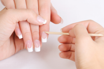 Gel Nails vs. Acrylic Nails: Pros and Cons