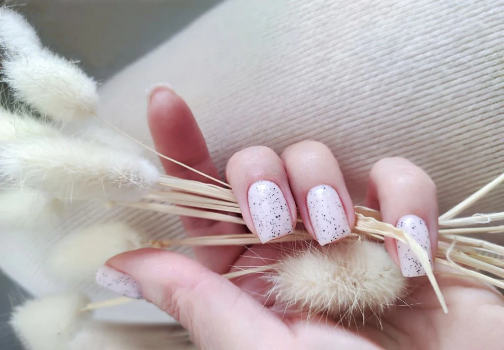 Gel Nails vs. Acrylic Nails: Pros and Cons 
