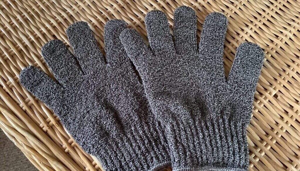 How to Choose the Best Exfoliating Gloves for Your Skin Type