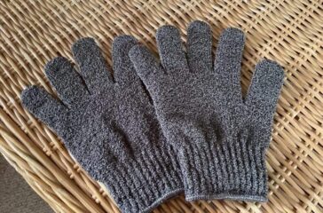How to Choose the Best Exfoliating Gloves for Your Skin Type