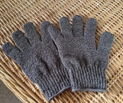How to Choose the Best Exfoliating Gloves for Your Skin Type